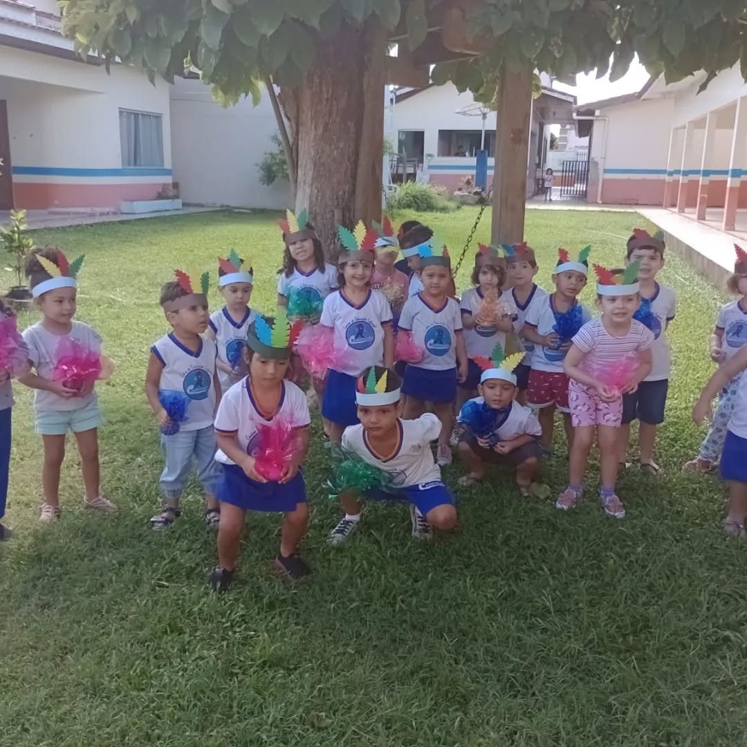 Crianças brincando sob a árvore do quintal do CEI Castorzinho