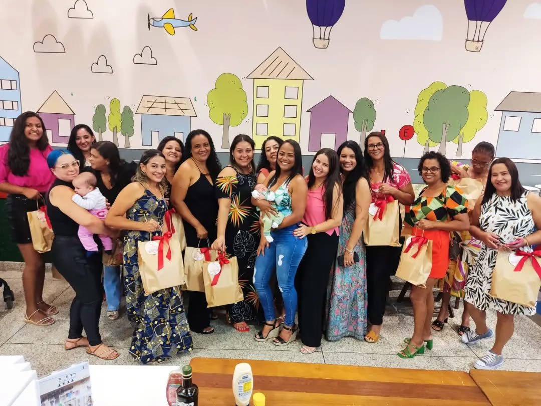 Equipe de professoras e funcionárias do CEI Castorzinho reunida na confraternização