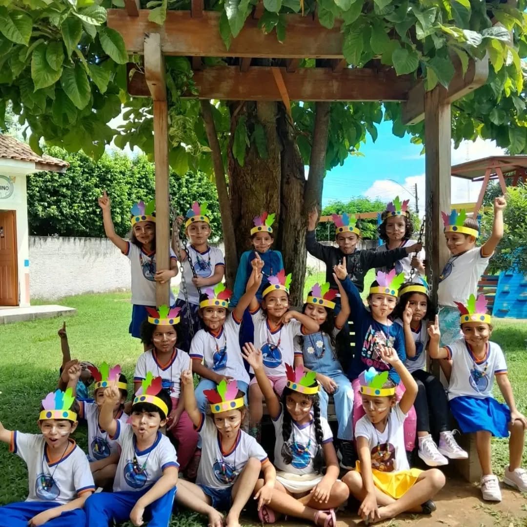 Turma reunida na área externa arborizada do CEI Castorzinho