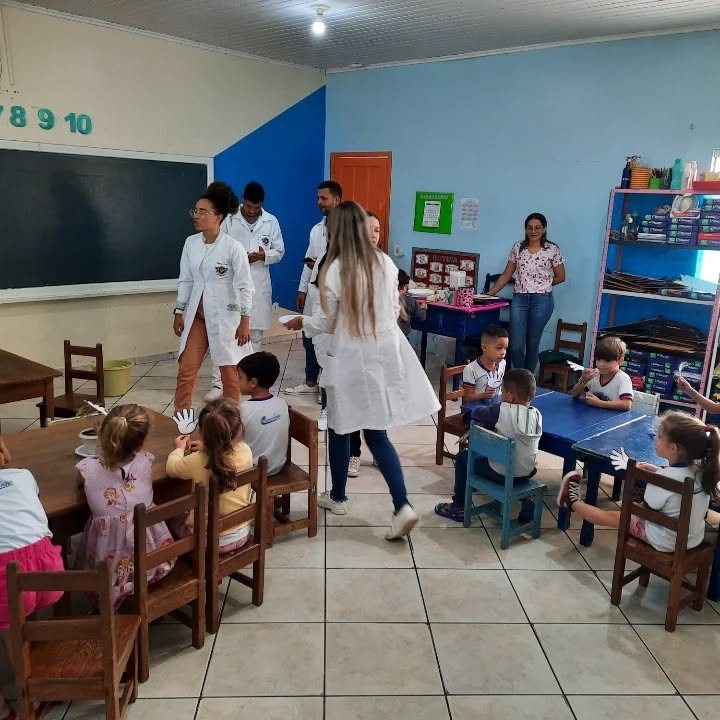 Rotina de atividades nas mesinhas com a equipe do CEI Castorzinho
