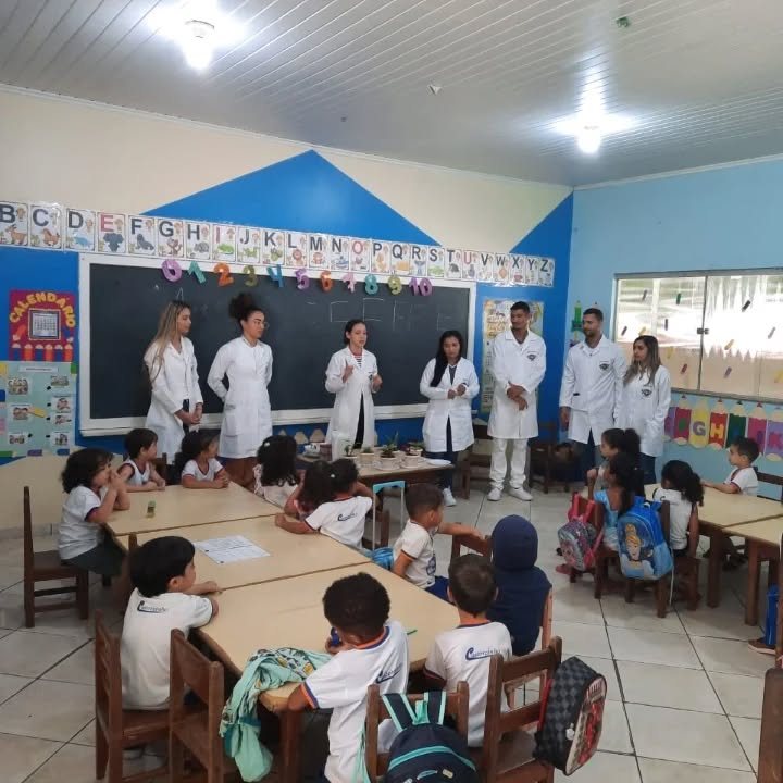 Sala de aula do CEI Castorzinho com lousa e crianças nas mesinhas